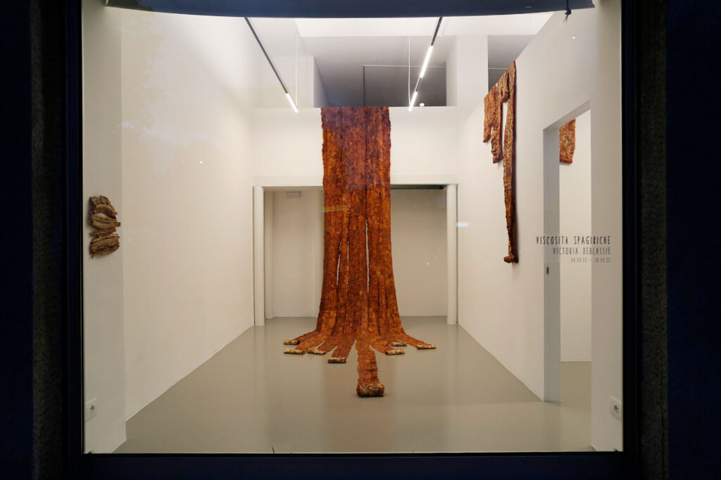 Galleria NEWSLETTER contatti: L'associazione culturale Art Studio Finestreria di Claudia Ponzi rappresenta un punto di incontro tra artisti. Victoria DeBlassie. Viscosità spagiriche. Esplora la natura permutabile destinata al consumo di massa e che presume abbia una durata laterale. Opere di Vistoria DeBlassie mostra dal titolo Viscosità Spagiriche Art Studio Finestreria Gallery. solo-exhibition-plural-exhibition tutte le mostre che abbiamo organizzato fino ad oggi con gli artisti selezionati
